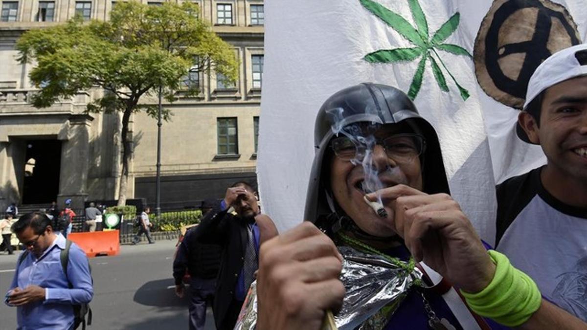 Un hombre fumando marihuana en una manifestación ante el Tribunal Supremo de México.