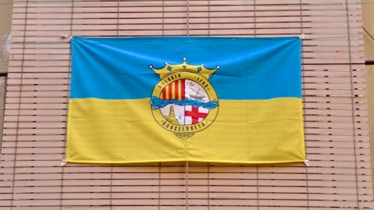 La bandera de la Barceloneta, recuperada por los vecinos hace unos años como símbolo de la lucha contra el turismo masivo e invasivo