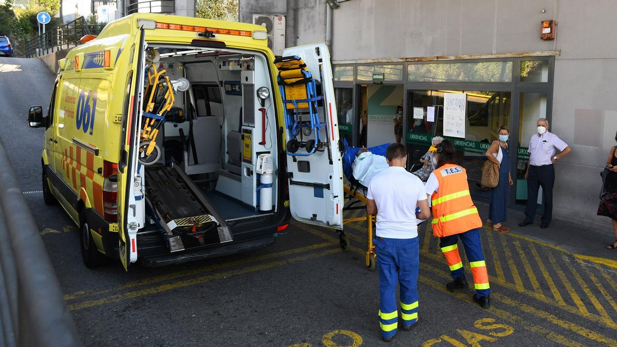 Llegada en ambulancia de un paciente a Montecelo.