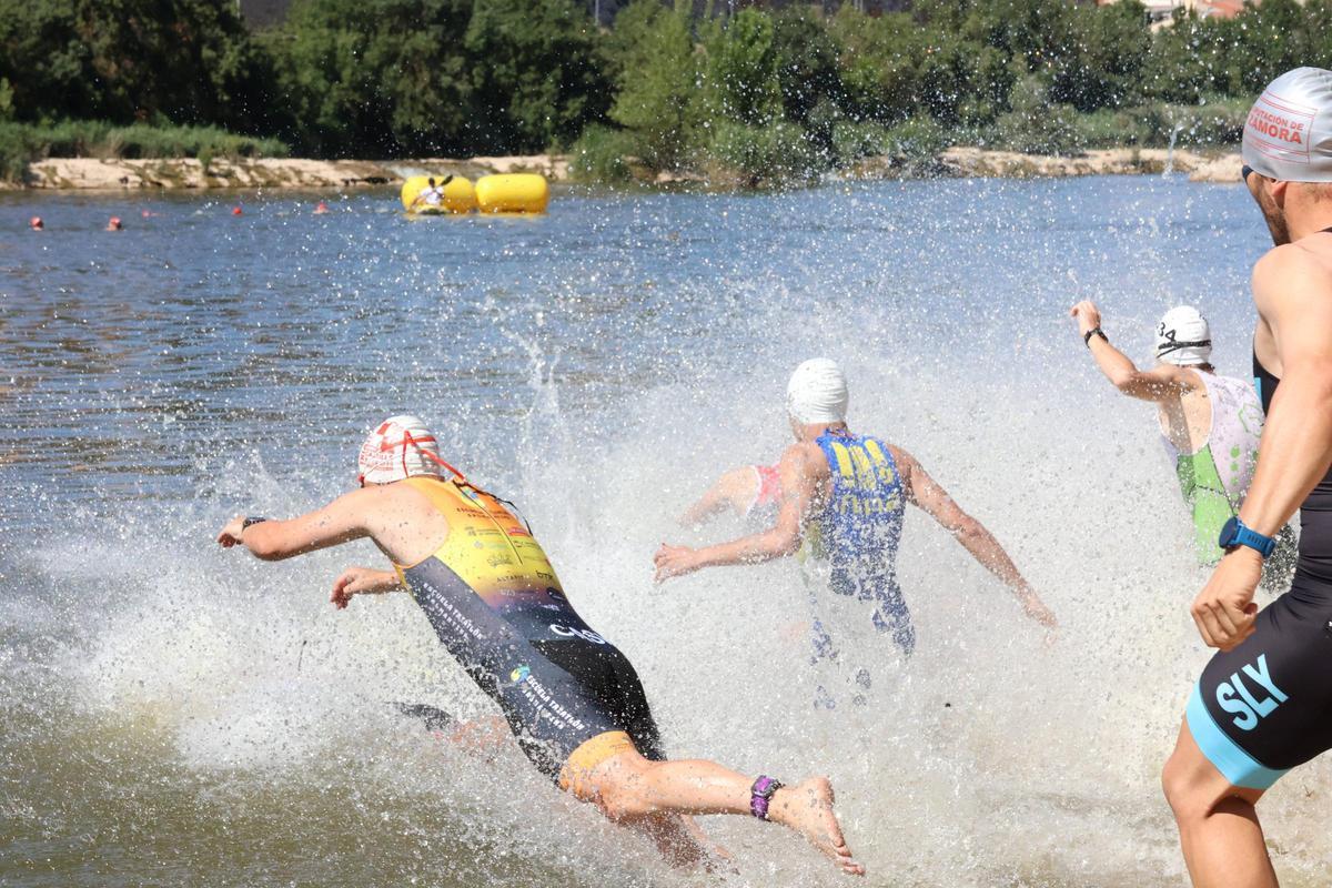 GALERÍA: Disfruta de las mejores imágenes del triunfo de Gómez y Trigo en el Triatlón Ciudad de Zamora GALERÍA: Disfruta de las mejores imágenes del triunfo de Gómez y Trigo en el Triatlón Ciudad de Zamora