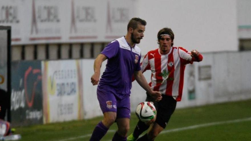 Eguileor, ante el Zamora CF, con la camiseta del Ciudad Rodrigo.