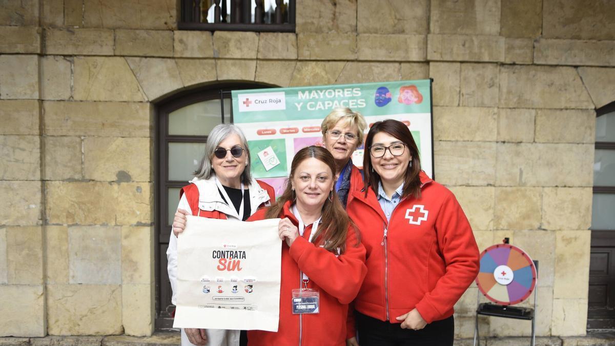 Una de las mesas instaladas por Cruz Roja en Avilés.