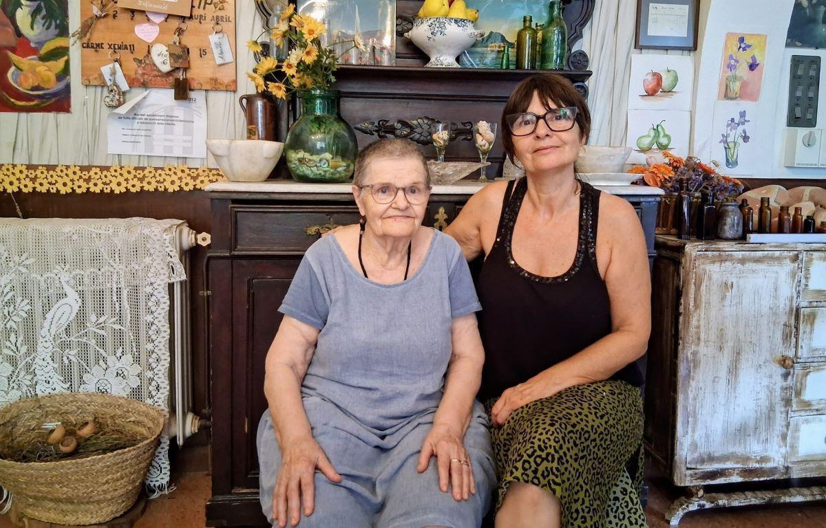 Carme Felip, junto a su hija Aurèlia Camps, actualmente, en el interior de la fonda