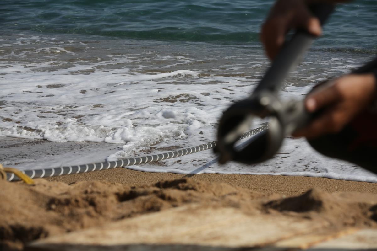 Obras para extender un cable submarino en la playa cancerígena de Sant Adrià