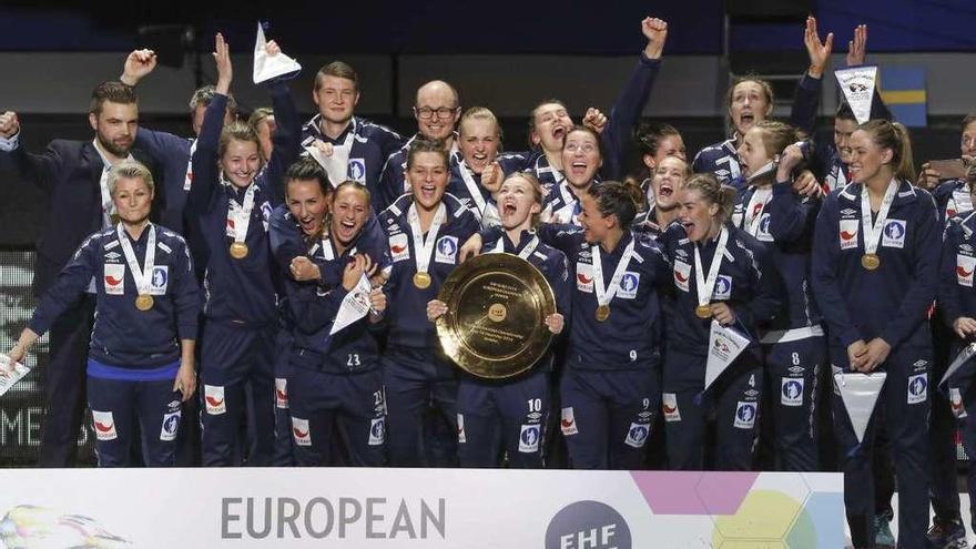 Las jugadoras noruegas celebran el título tras su victoria ante Holanda. // Bjorn Larsson