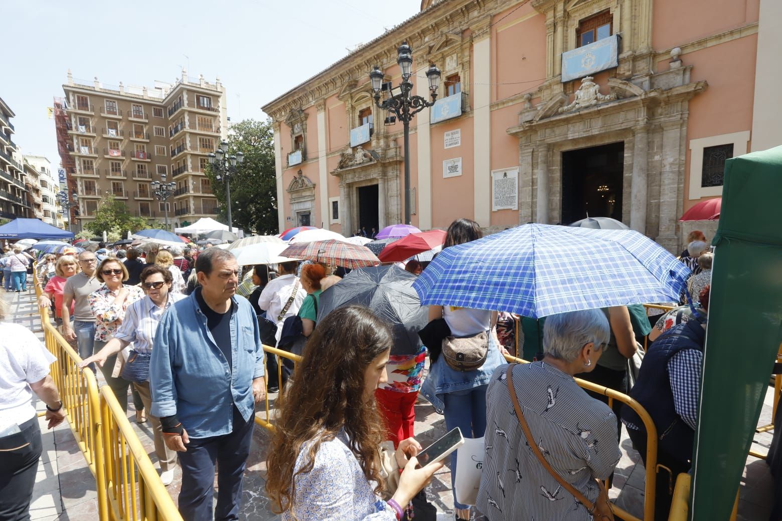 Comienza el Besamanos a la virgen pese al mal tiempo