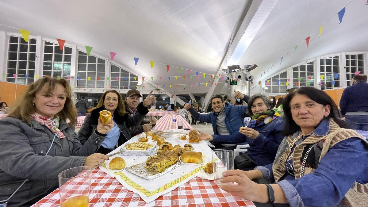 Grupos de amigos y familiares, de merienda en la plaza cubierta, en la edición del año pasado.