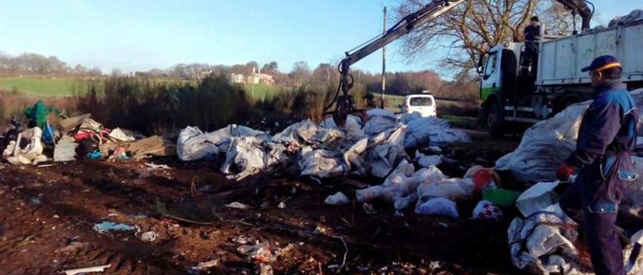 Operarios realizan, en días pasados, la recogida de plásticos agrícolas en un punto de acopio fijo.