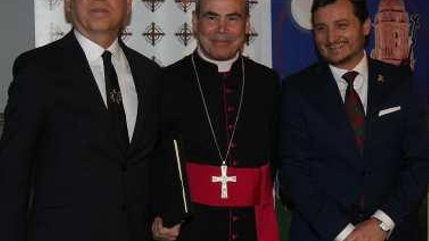 Rafael de las Peñas -Fali- con el obispo de Málaga, Jesús Catalá; y el presidente de la Agrupación de Cofradías, Eduardo Pastor.