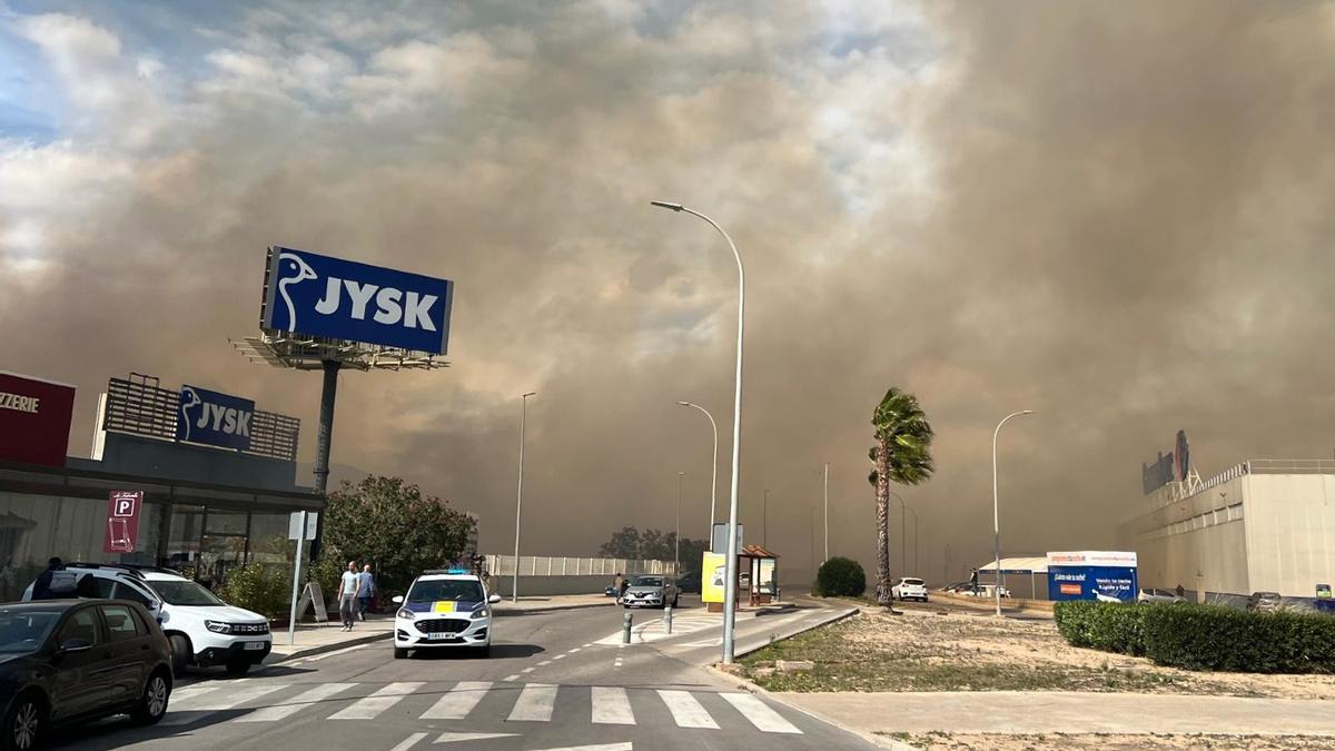 El incendio de Alzira ha provocado una intensa humareda.