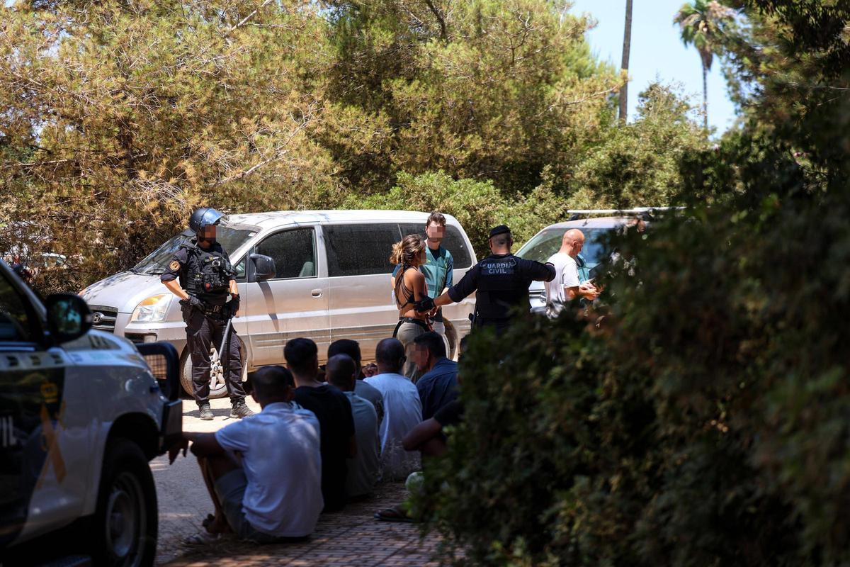 Las imágenes del despliegue policial por los okupas de Punta Arabí. Las imágenes del despliegue policial por los okupas de Punta Arabí.