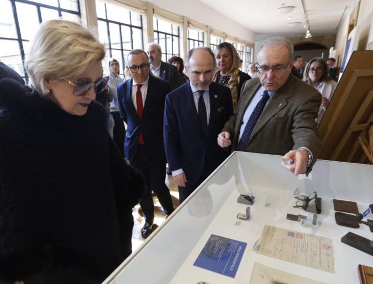 A la izquierda, Miguel Sanz muestra objetos a Murguía, Corral y Villaverde. A la derecha, la figura de Lángara. | LUISMA MURIAS