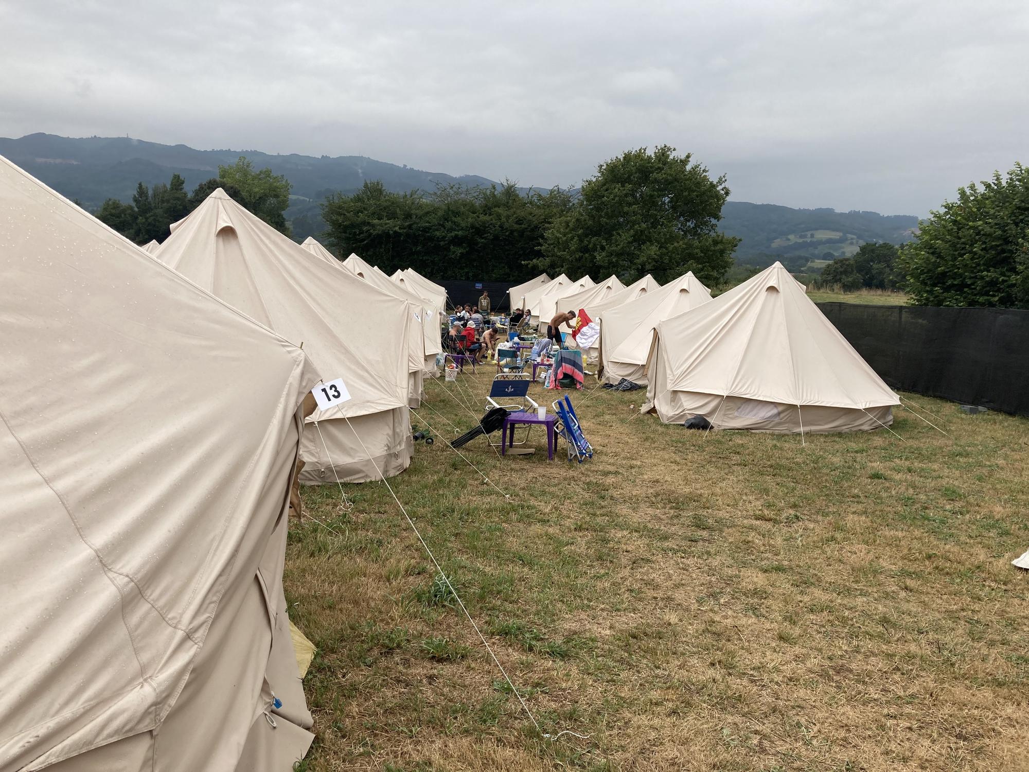 Vista general de la zona de descanso del Boombastic, con varios tipos de tiendas ya montadas