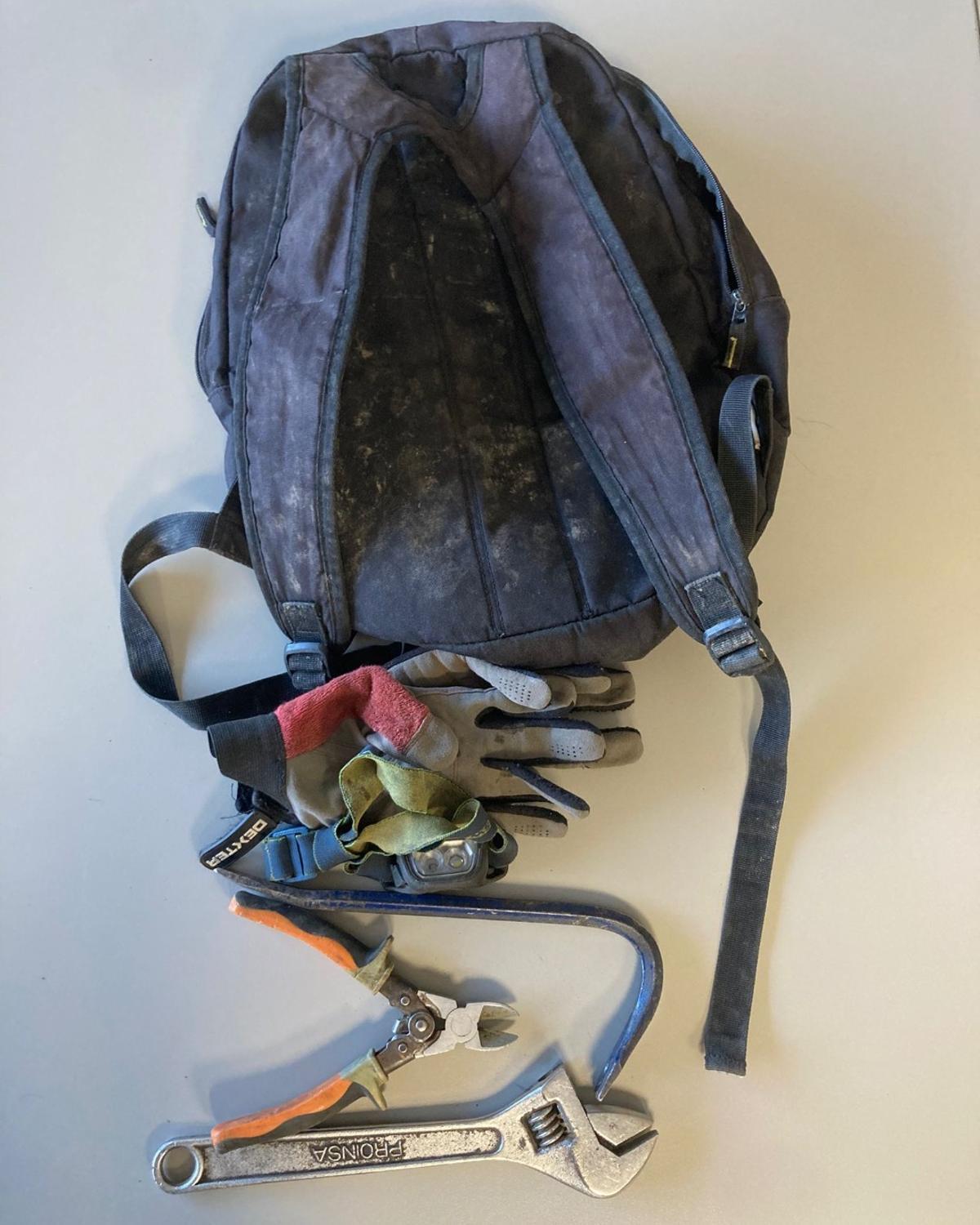 La motxilla amb les eines intervingudes pels Mossos a Albanyà.