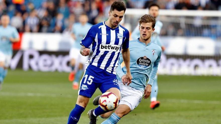 Ximo Navarro protege el balón durante su etapa en el Alavés. |  // EFE