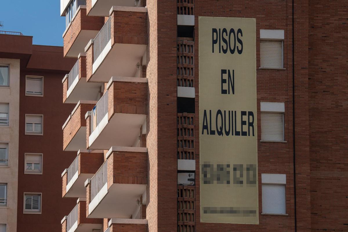 Archivo - Cartel de alquiler de viviendas en la fachada de un edificioen Barcelona.
