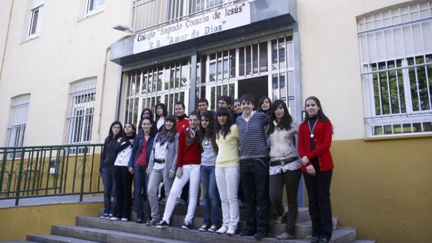 Ganadores del concurso “Euroscola” a las puertas de su centro de estudios