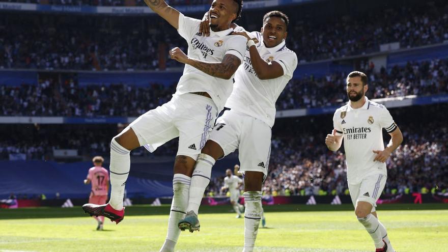 Militao y Rodrygo celebran el gol del central. |  // REUTERS