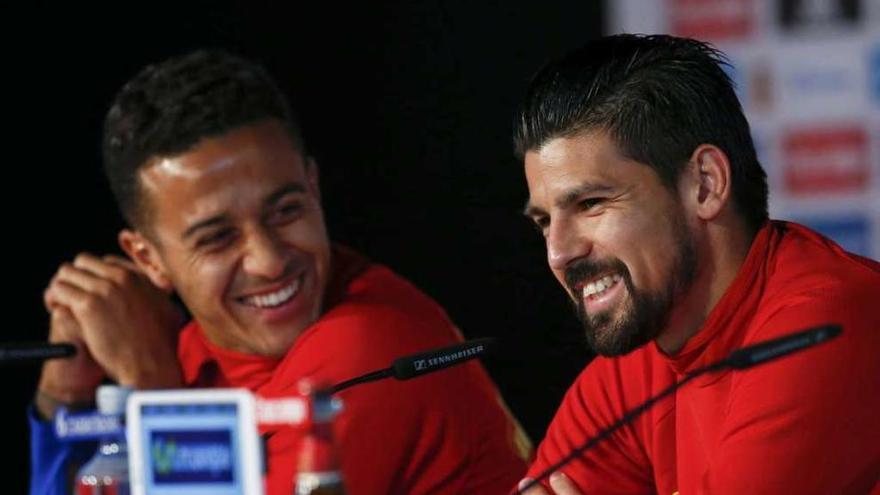 Thiago y Nolito sonríen, ayer, durante la conferencia de prensa de la selección. // Reuters