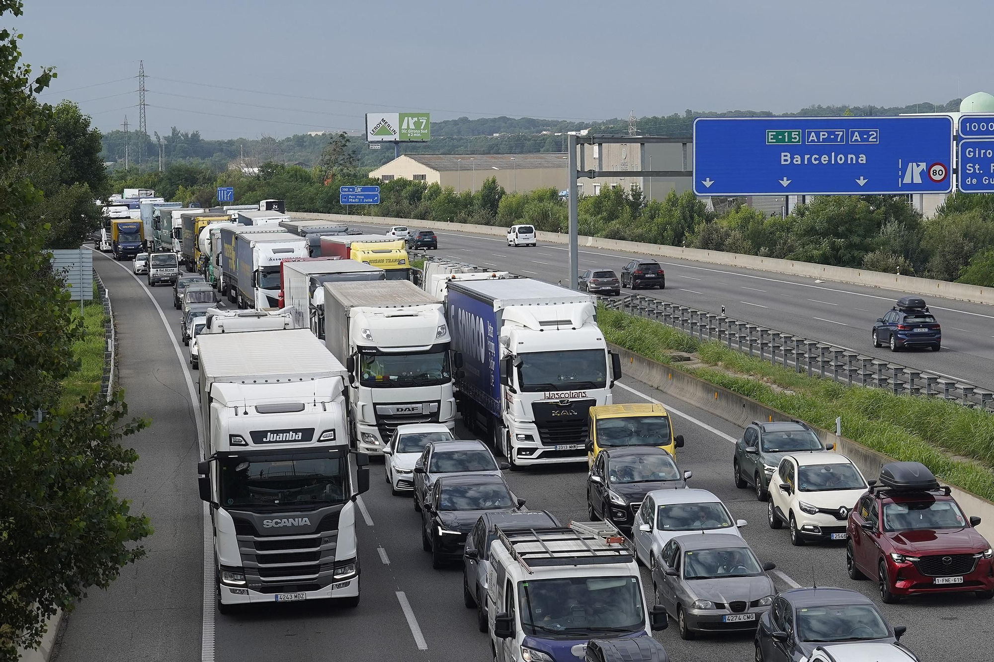 Les imatges de les cues quilomètriques a l’AP-7 per un accident múltiple a Salt