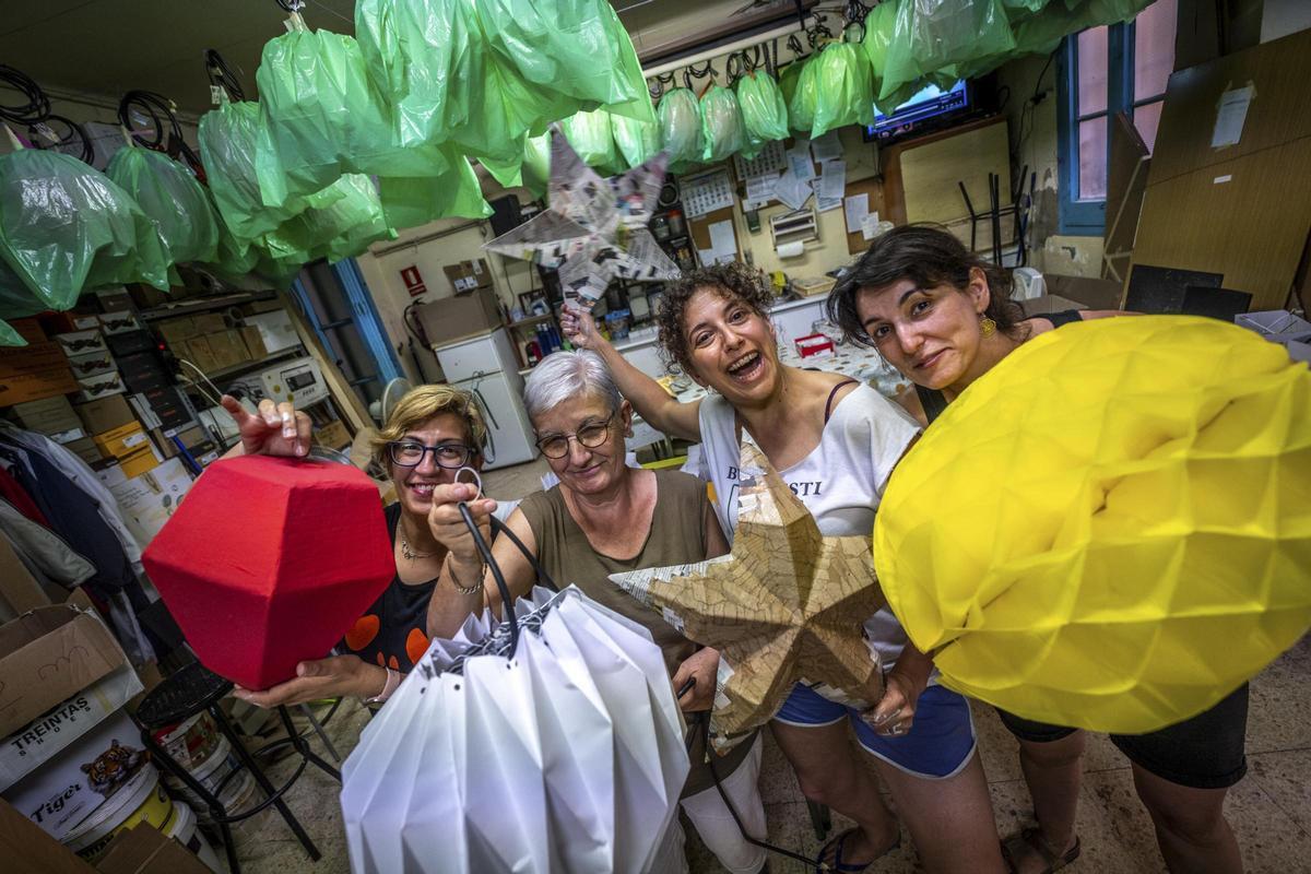 Así preparan los vecinos de Gràcia los adornos de la fiesta mayor: bodas en Las Vegas, papiroflexia y Holanda
