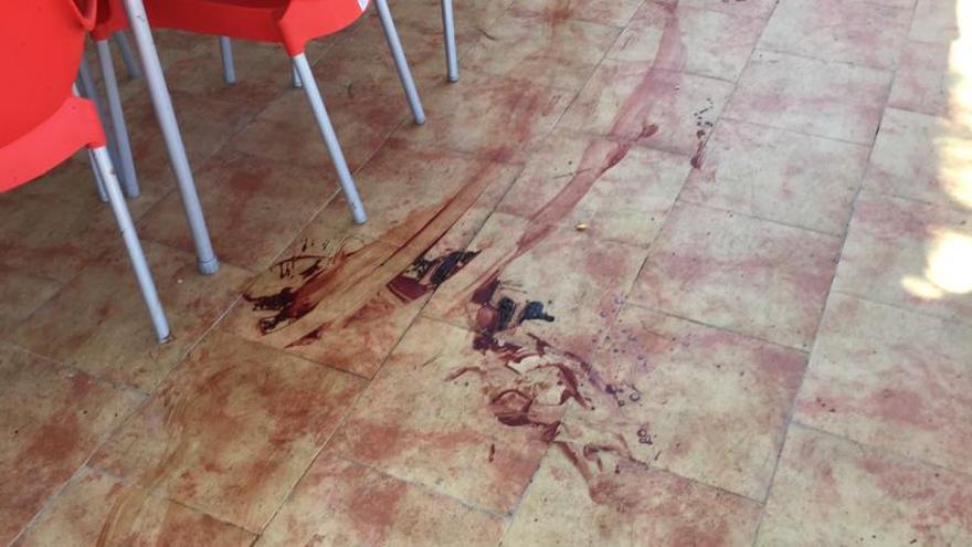 Restos de sangre en el suelo de la terraza del bar donde se produjo la agresión.