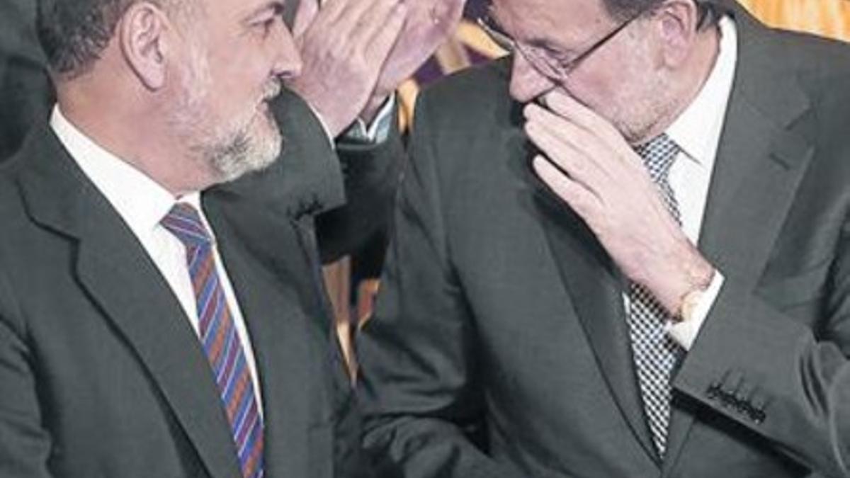 Recepción 8 Rajoy y Pérez de los Cobos, presidente del Constitucional.