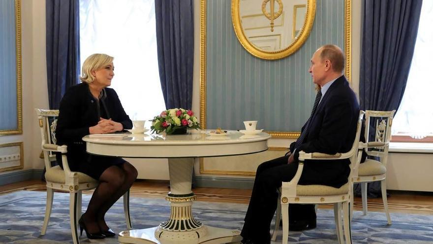 Putin, reunido ayer en el Kremlin con la líder ultraderechista francesa Marine Le Pen.