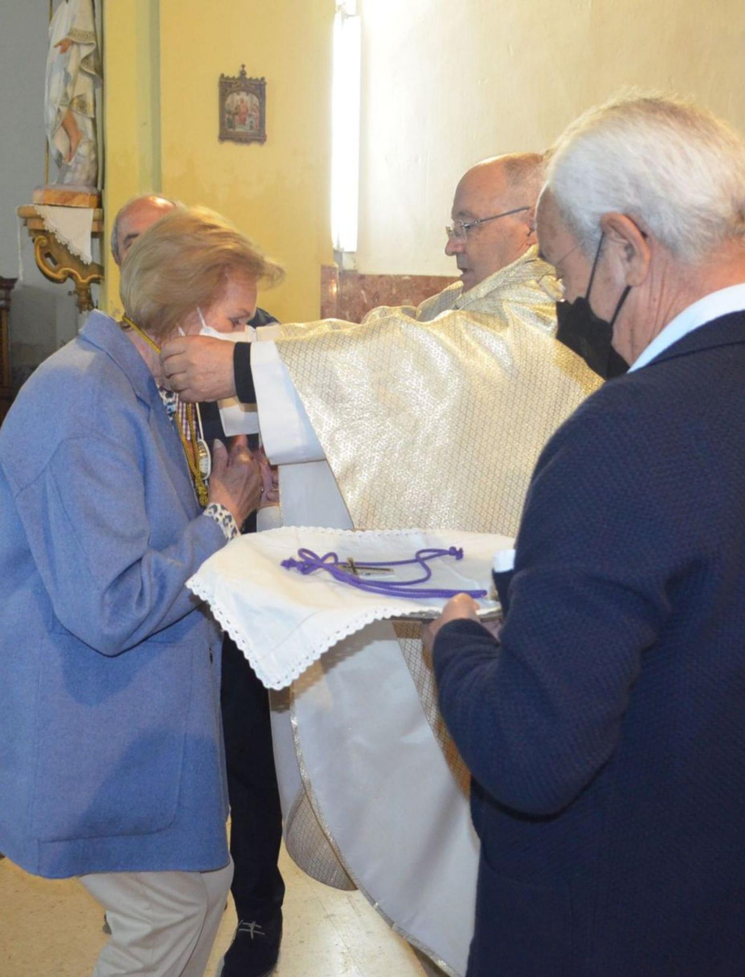 Imposición de medallas en la novena del Cristo de Santa Cristina. | E. P.