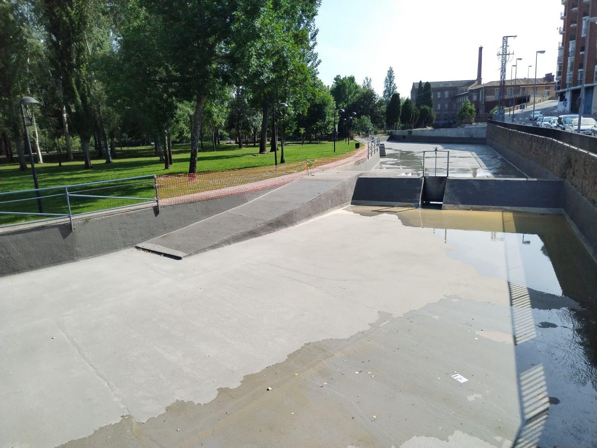 Uno de los tramos del canal de baños de La Isla de Plasencia ya arreglados.