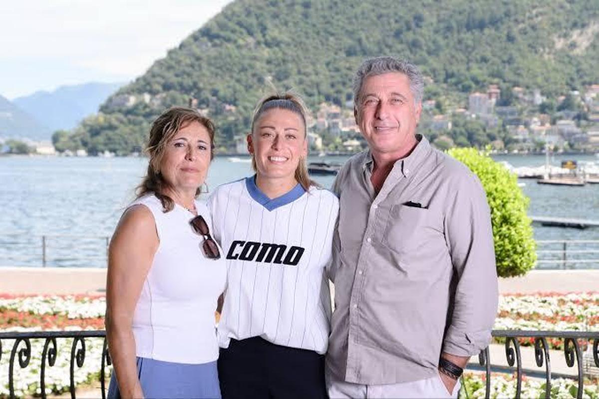 Carmen Menayo junto a sus padres, Pamela y Manuel