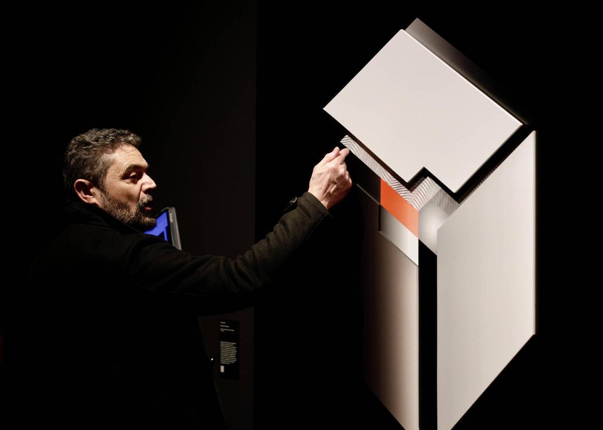 Reconocimiento a las artistas que no salen en los manuales: el comisario de la exposición "13 creadoras" presenta un libro con la Alcaldesa sobre el arte femenino español del siglo XX (en imágenes)