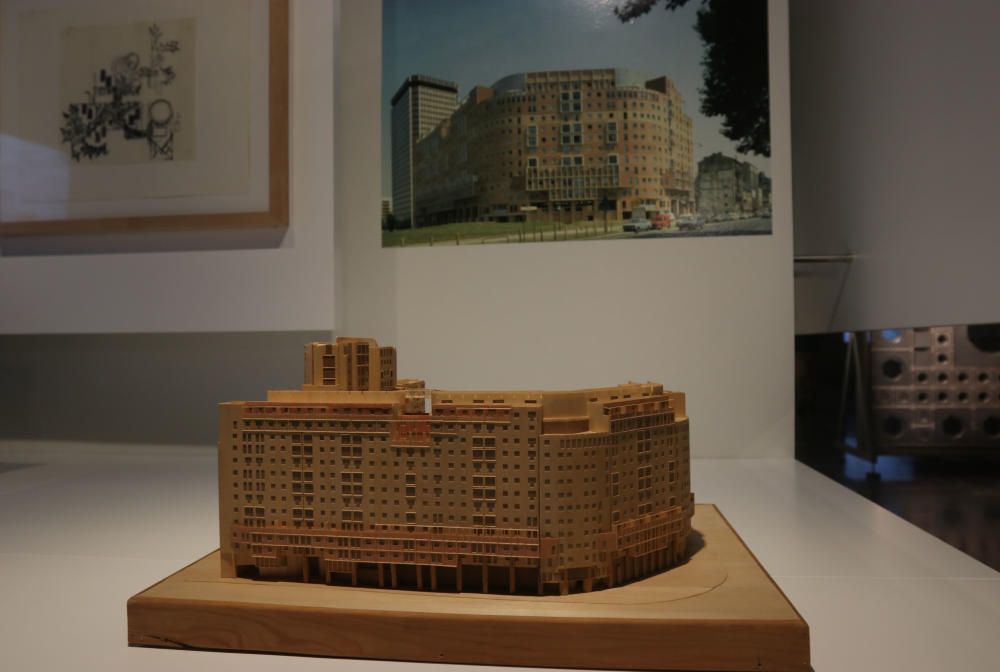 La exposición, que podrá visitarse hasta el próximo 15 de marzo, propone un recorrido a través de cuarenta maquetas y fotografías por los hitos arquitectónicos de la capital francesa