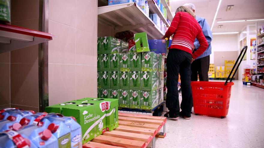 Imagen de archivo de cartones de leche en un supermercado de Lalín. // Bernabé / Luismy