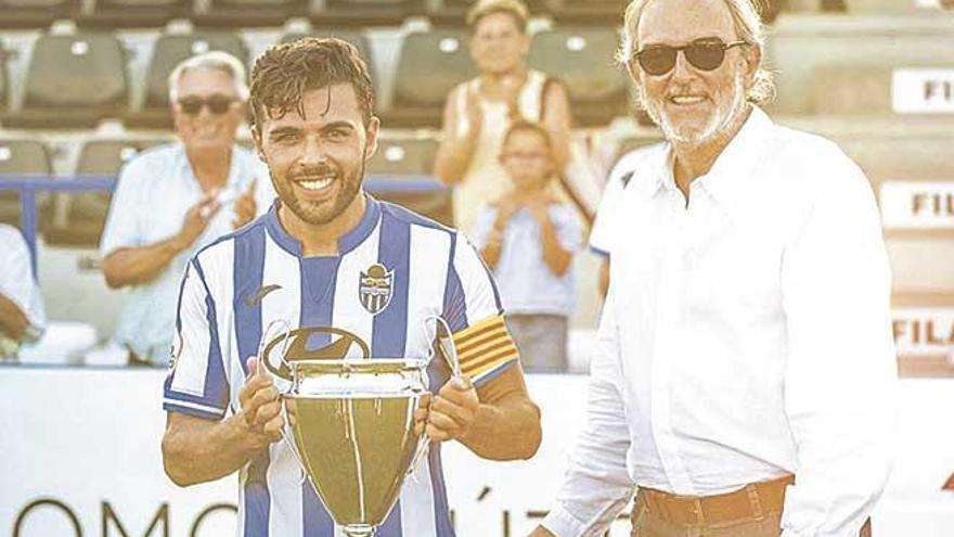 El capitán del Atlético Baleares Peris junto a Antoni Diéguez.