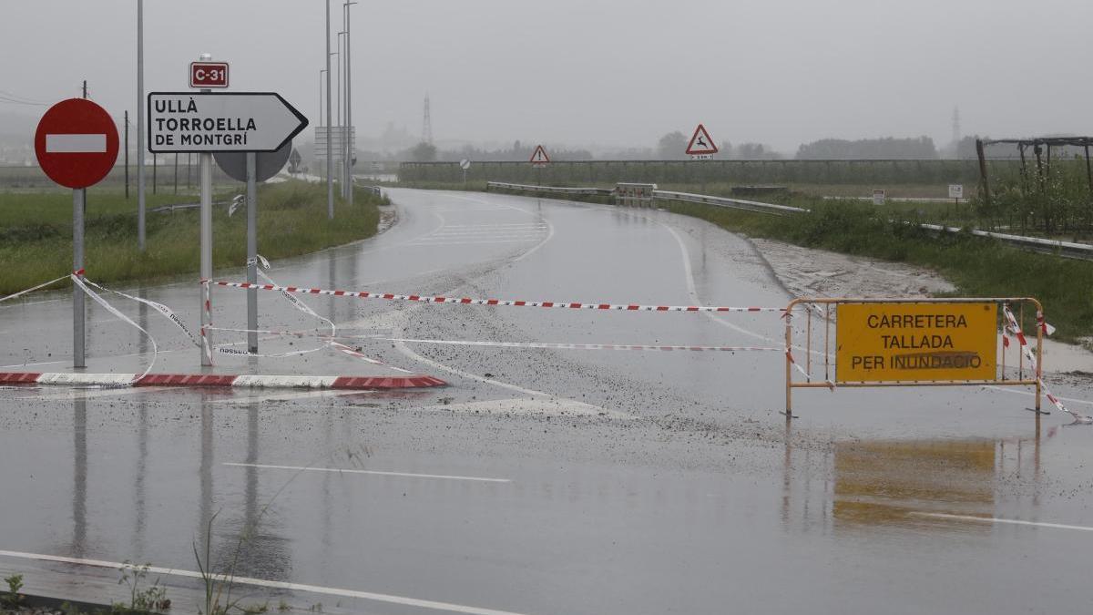 Una carretera del Baix Empordà tallada per inundacions