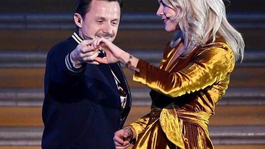 El DJ francés Martin Solveig saca a bailar a Ada Hegerberg en la gala de entrega del Balón de Oro.