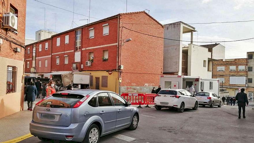 Colas de coches en Picassent para realizarse pruebas PCR hace unos días. | A.P.