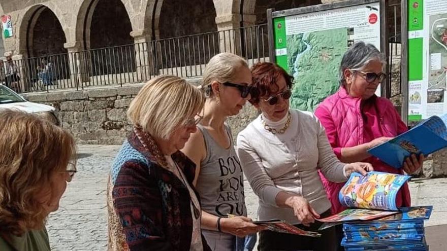 GALERÍA | Fermoselle regala libros entre sus vecinos