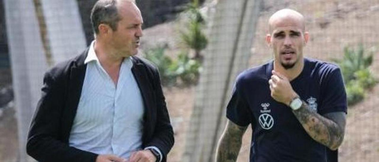 Luis Helguera, director deportivo de la UD, y Sandro Ramírez, antes de la presentación del delantero. | | JOSÉ CARLOS GUERRA