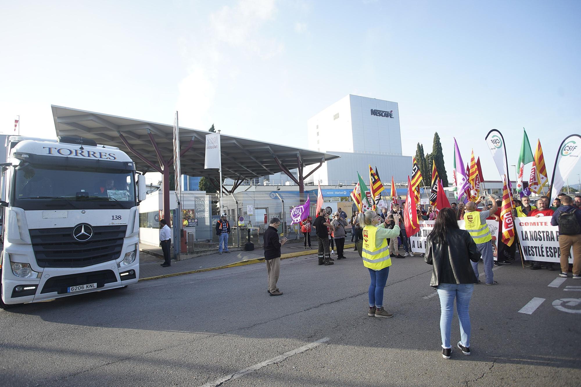 Una cinquantena de treballadors protesten davant la Nestlé de Girona