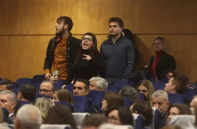 Mazón en la UA: increpado en la toma de posesión de la rectora