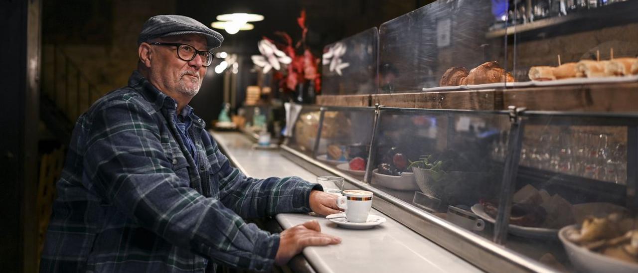 Paco España, en el bar de la esquina de su casa, el Txirimiri del Born.