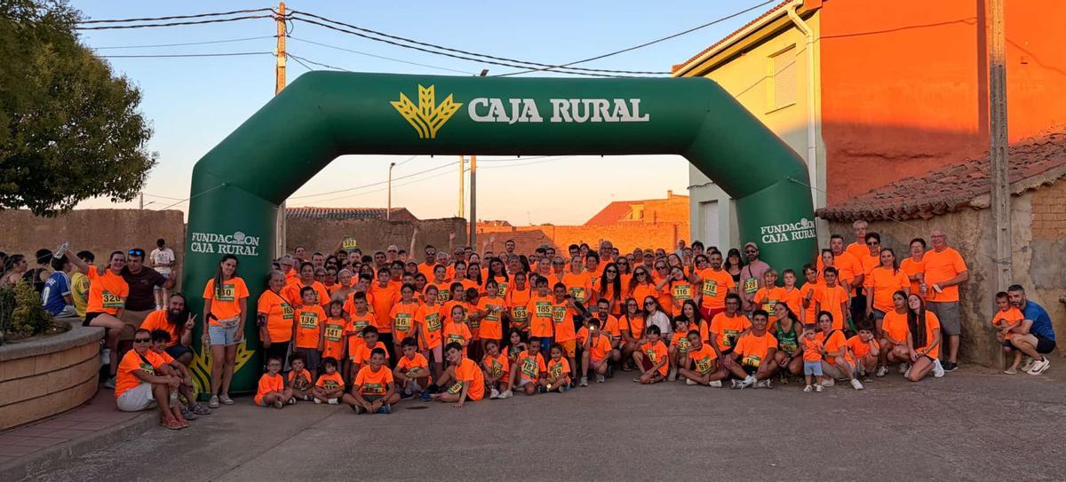 Participantes en la carrera solidaria de Bretó.
