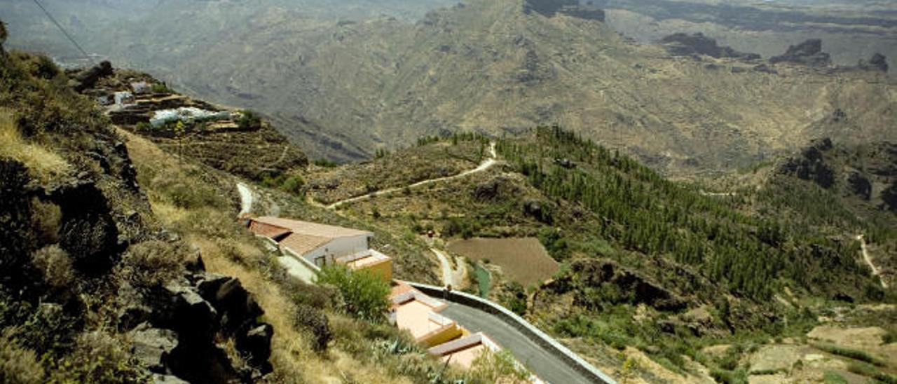 Vista de Artenara, con algunas casas aisladas.