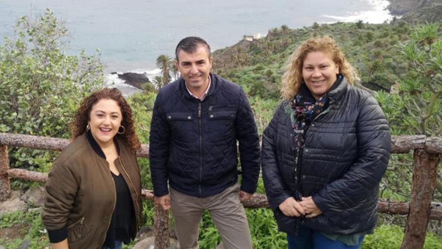 Manuel Domínguez, junto a las concejalas Toste y Socorro.