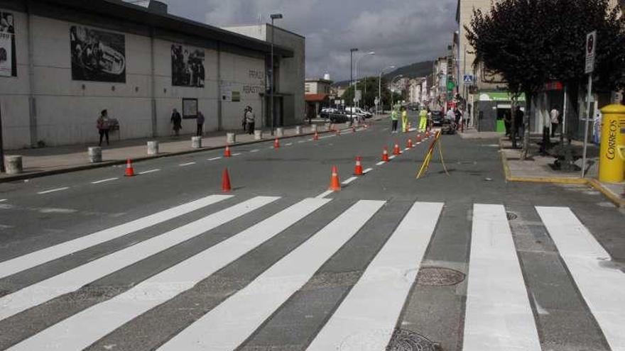 Obras de pintado de Montero Ríos ayer en Bueu. // Santos Álvarez