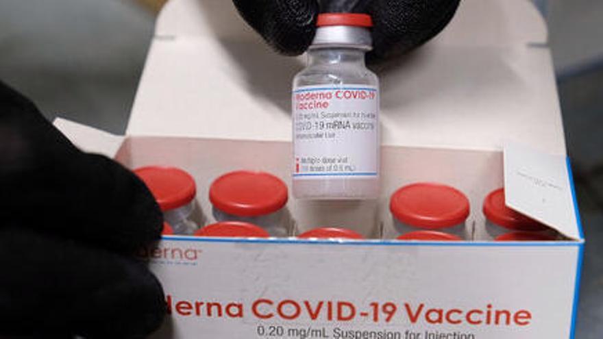 Una caixa amb vials de la vacuna de Moderna contra la covid-19 que ha arribat a Catalunya