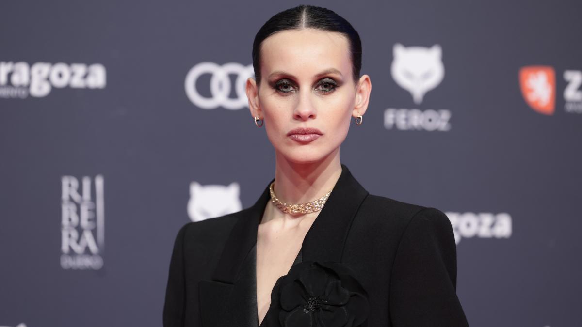 Milena Smit muestra en los Premios Feroz el poder absoluto de una blazer