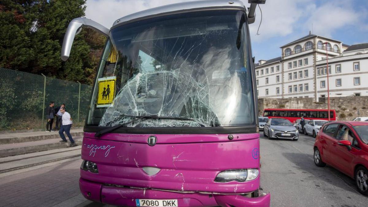 Luna rota en uno de los autobuses accidentados.   | // CASTELEIRO/ROLLER AGENCIA